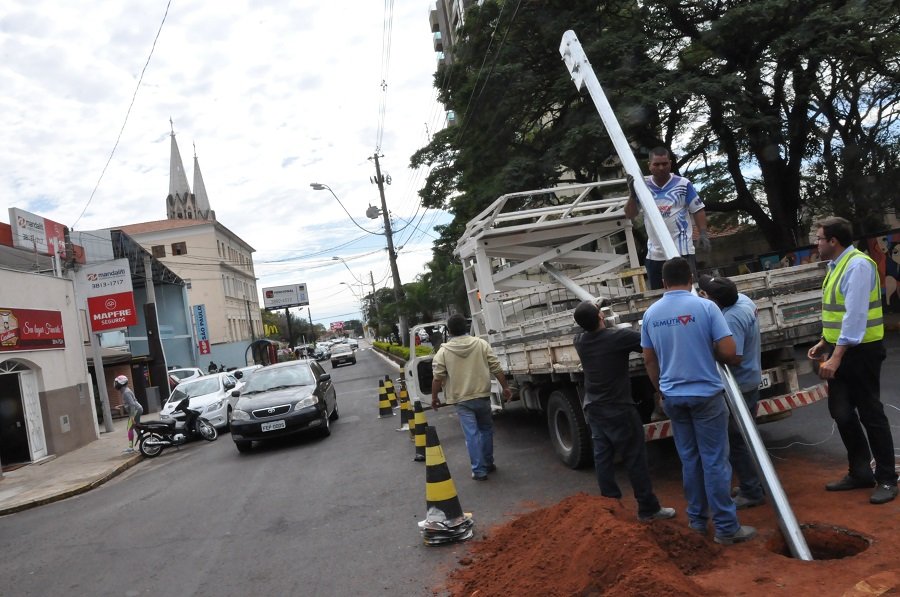 Avenida Dom Lúcio recebe novo semáforo, em frente à Pinacoteca