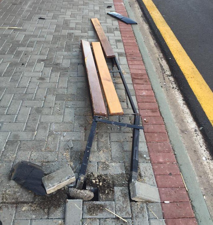 Rua Amando de Barros tem banco e árvore destruídos após serem atingidos por carro