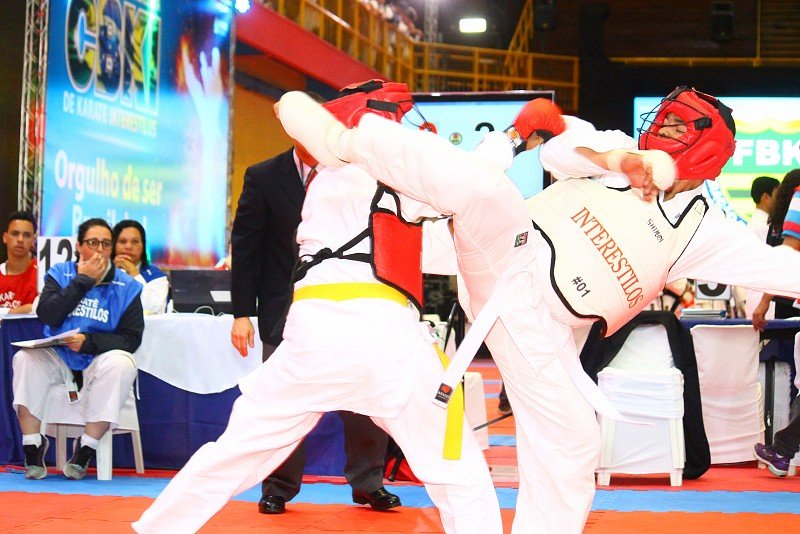 Atletas de Botucatu lutam no Paulista de Karate Interestilos FPKI