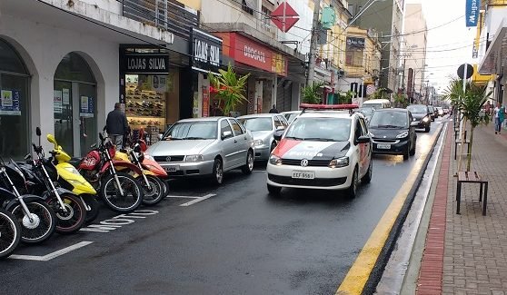 Aposentada perde salário após cair em golpe no centro de Botucatu
