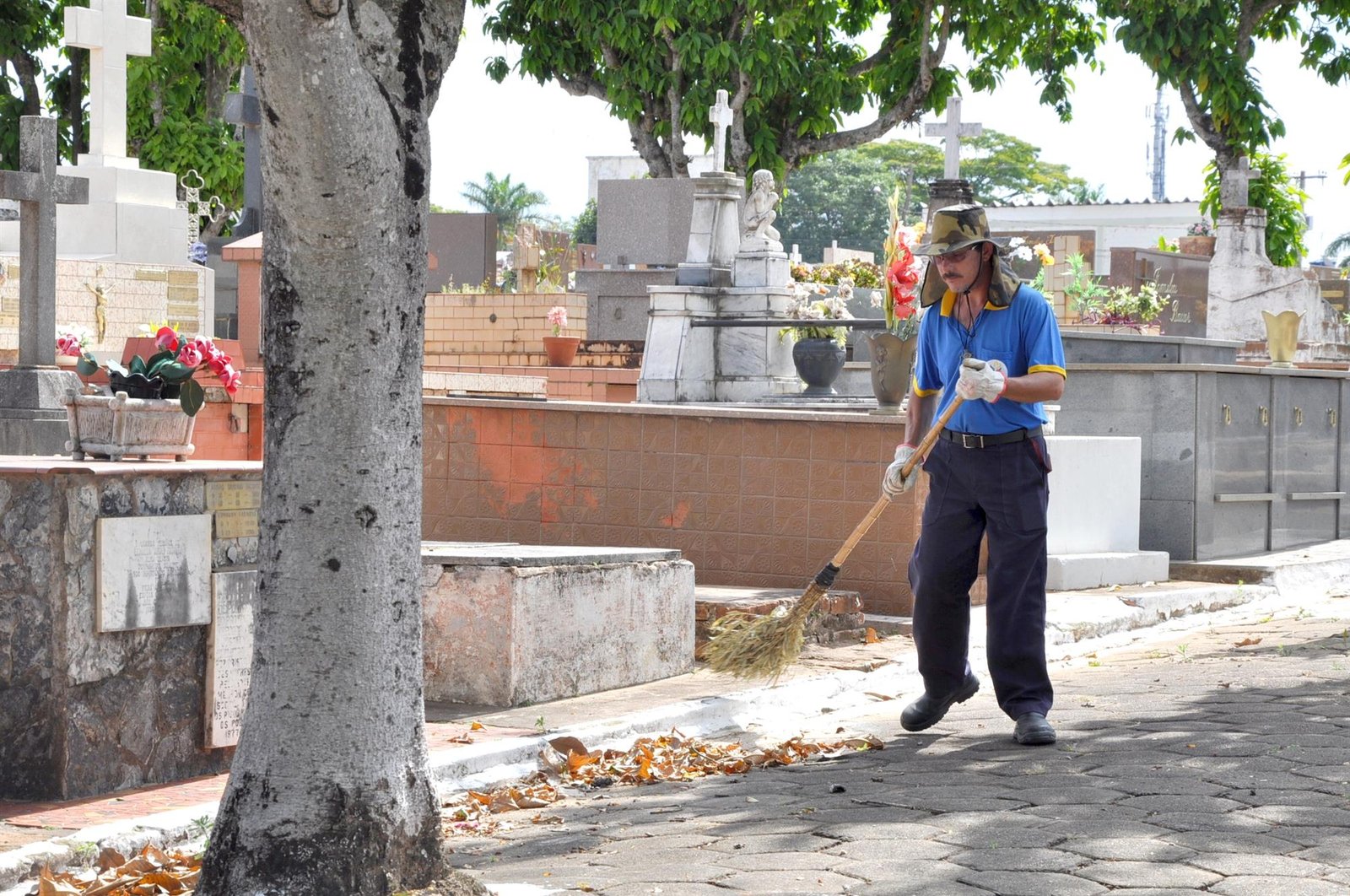 Limpeza de túmulos nos cemitérios públicos deve ser feita até hoje, 30
