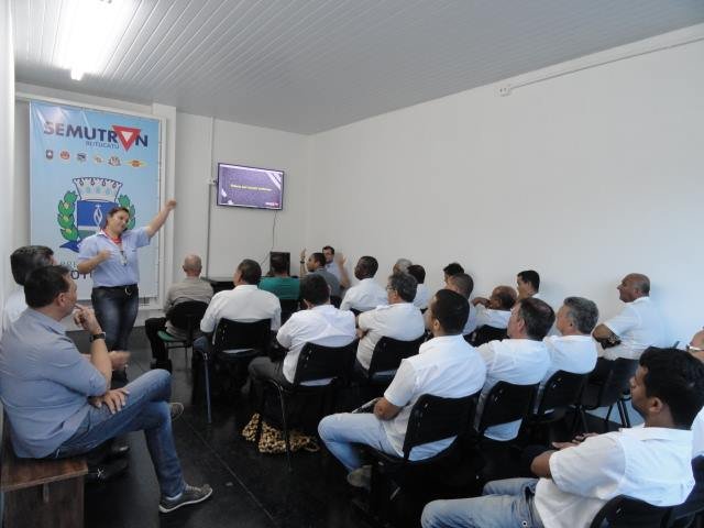 Motoristas de ônibus passam por curso de direção defensiva