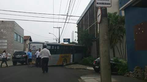 Ônibus perde o freio e bate contra a escadaria do INSS