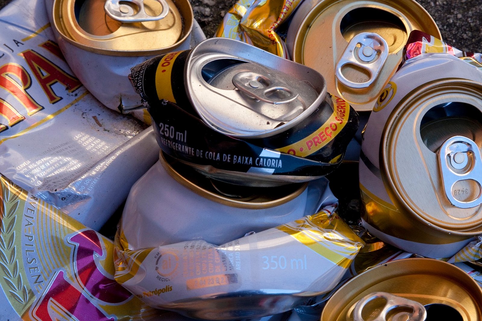 Brasil recicla 98% das latinhas de alumínio de bebidas