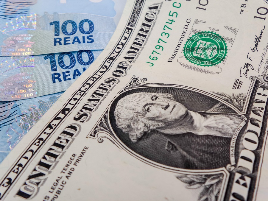 Bancos passam a cobrar dólar do dia da compra com cartão