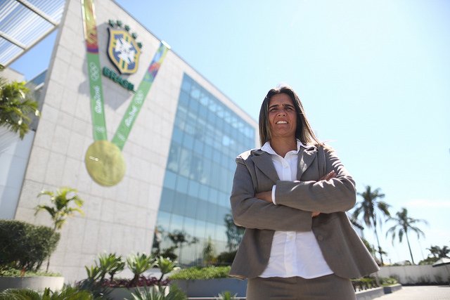 Seleção feminina de futebol terá a 1ª mulher treinadora