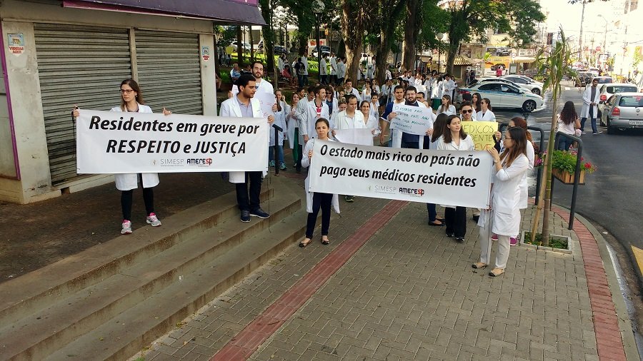 Médicos residentes de Botucatu se manifestam e pedem reajuste em bolsa-auxílio