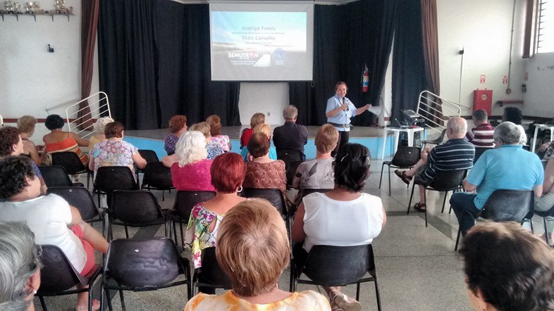 Semutran promove palestra para idosos sobre cuidados no trânsito