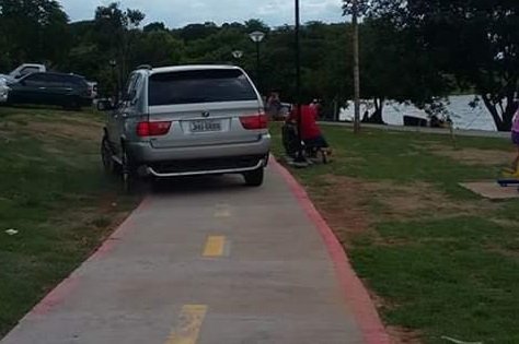 Novo desrespeito de motoristas na ciclovia do Rio Bonito