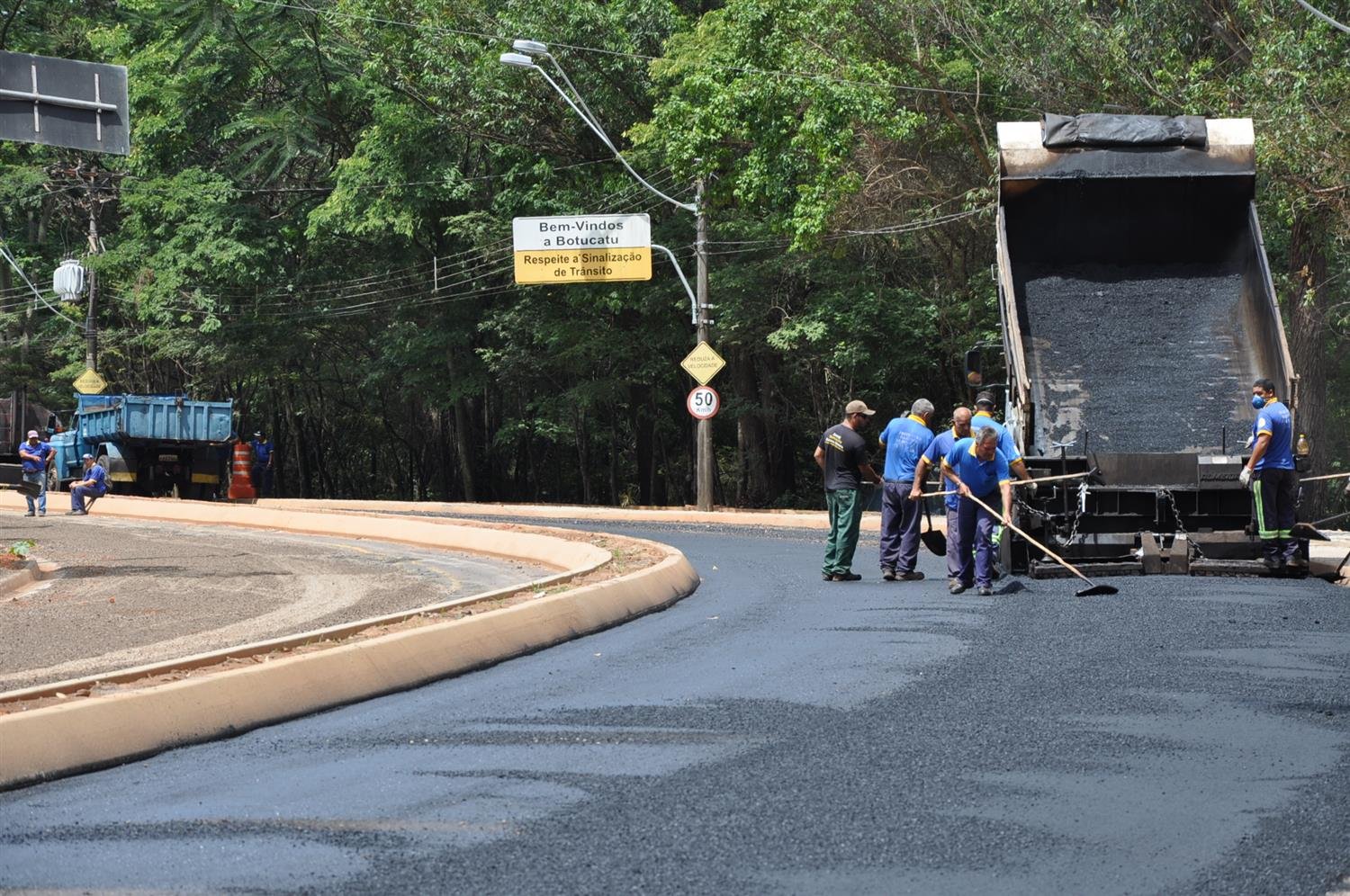 Prefeitura inicia recape de uma das pistas da Avenida Itália