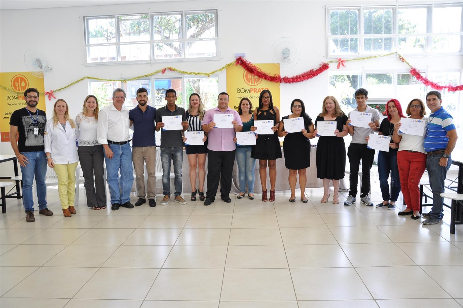 Alunos recebem certificados de curso contra desperdício de alimentos