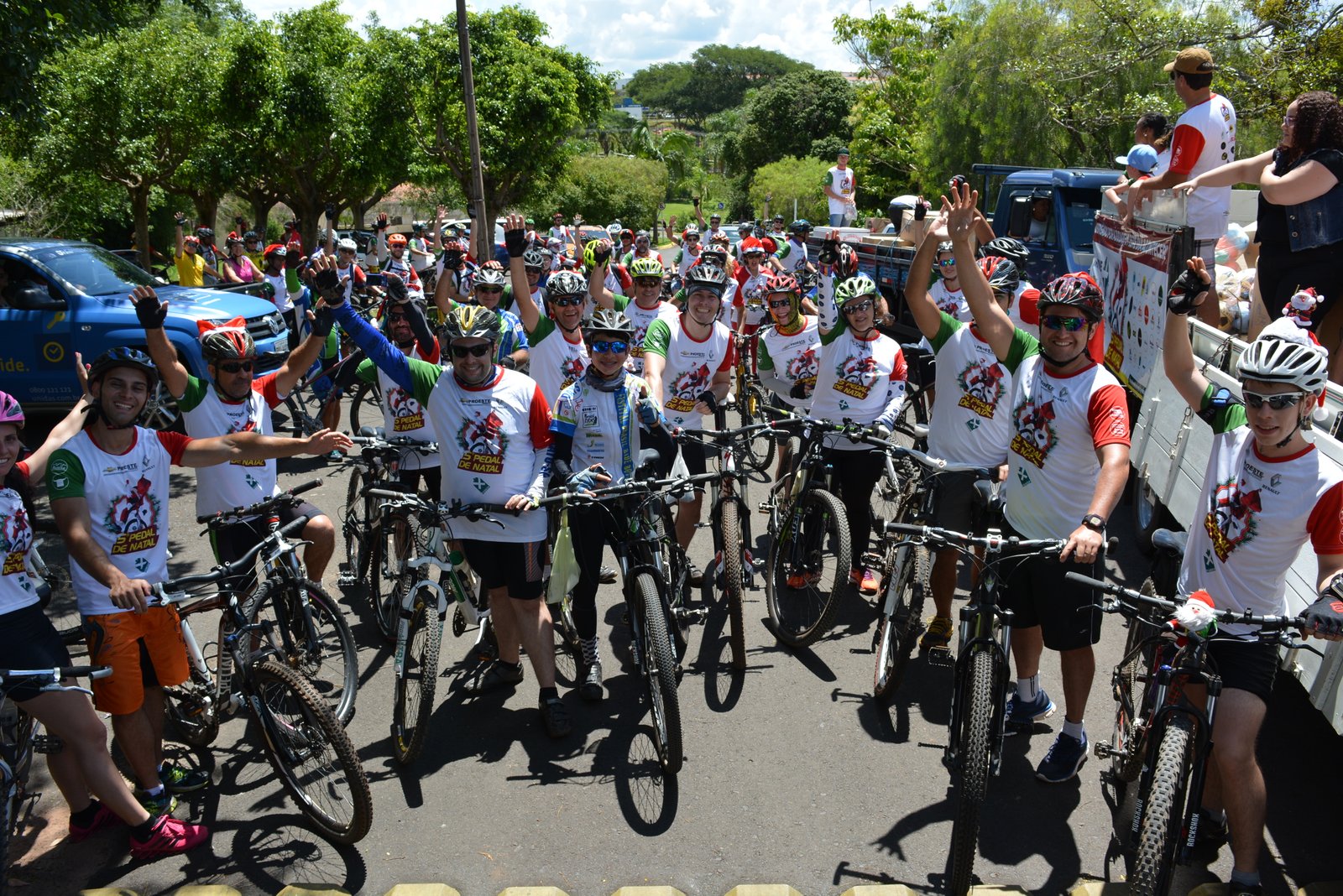 Pedal de Natal distribui mais de 2 mil presentes a crianças carentes