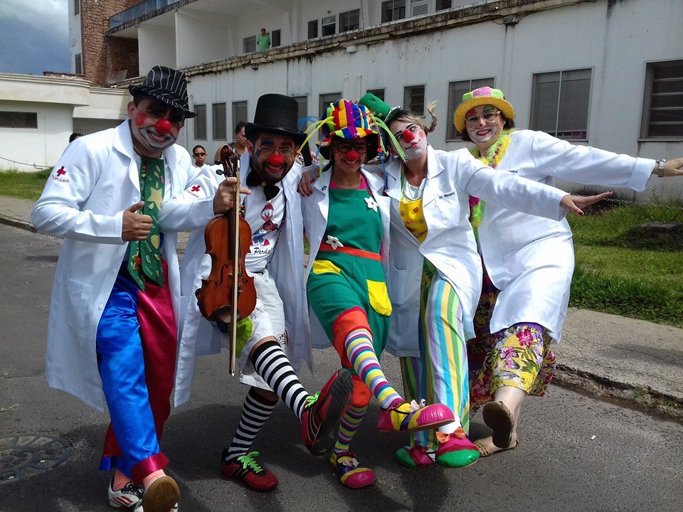 Grupo de voluntários leva o riso a pacientes no Hospital das Clínicas