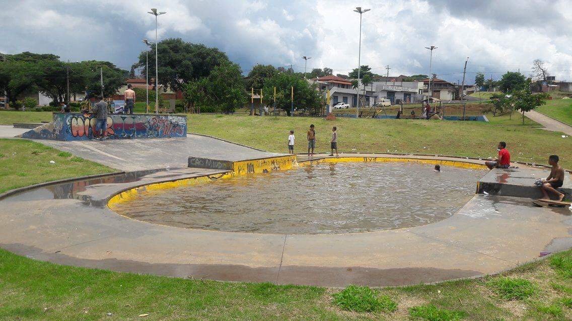 Pista de skate no Jardim Cristina vira piscina onde crianças se arriscam
