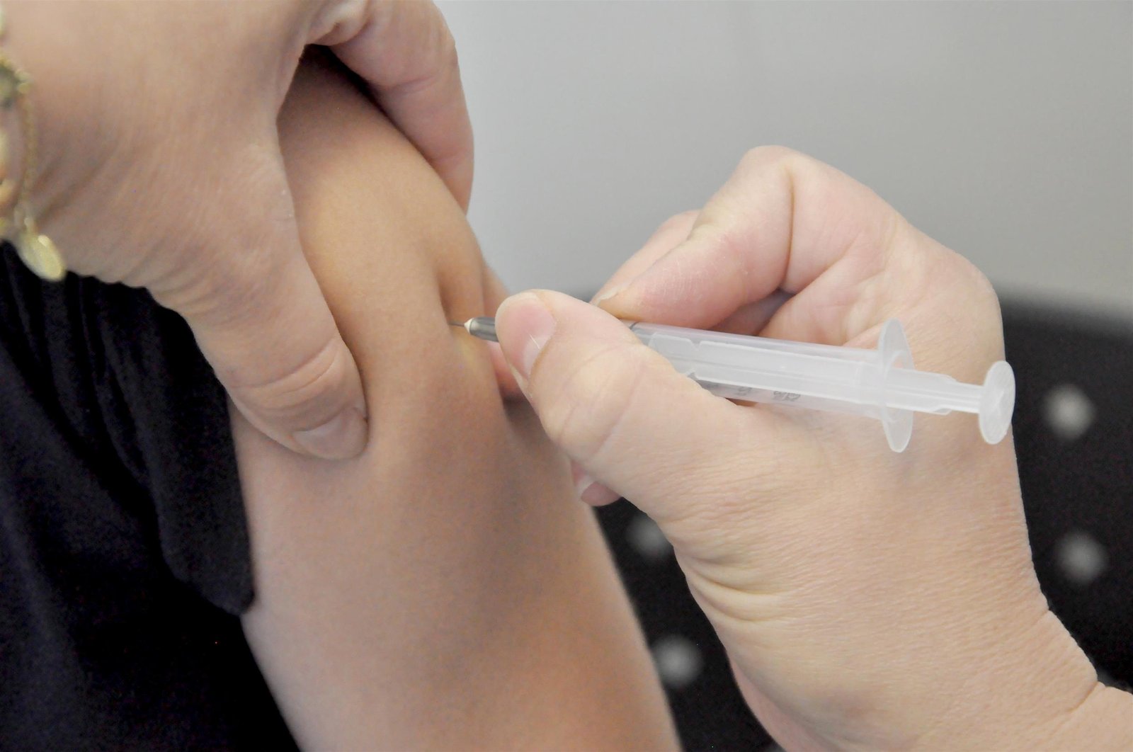 Crianças de até 6 anos, gestantes  e adultos precisam se imunizar contra a gripe em Botucatu