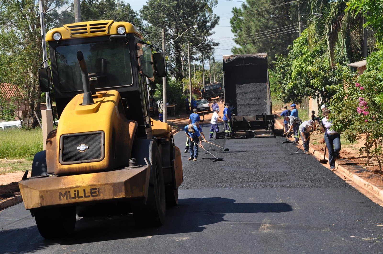 Jardim Botucatu volta a receber pavimentação asfáltica
