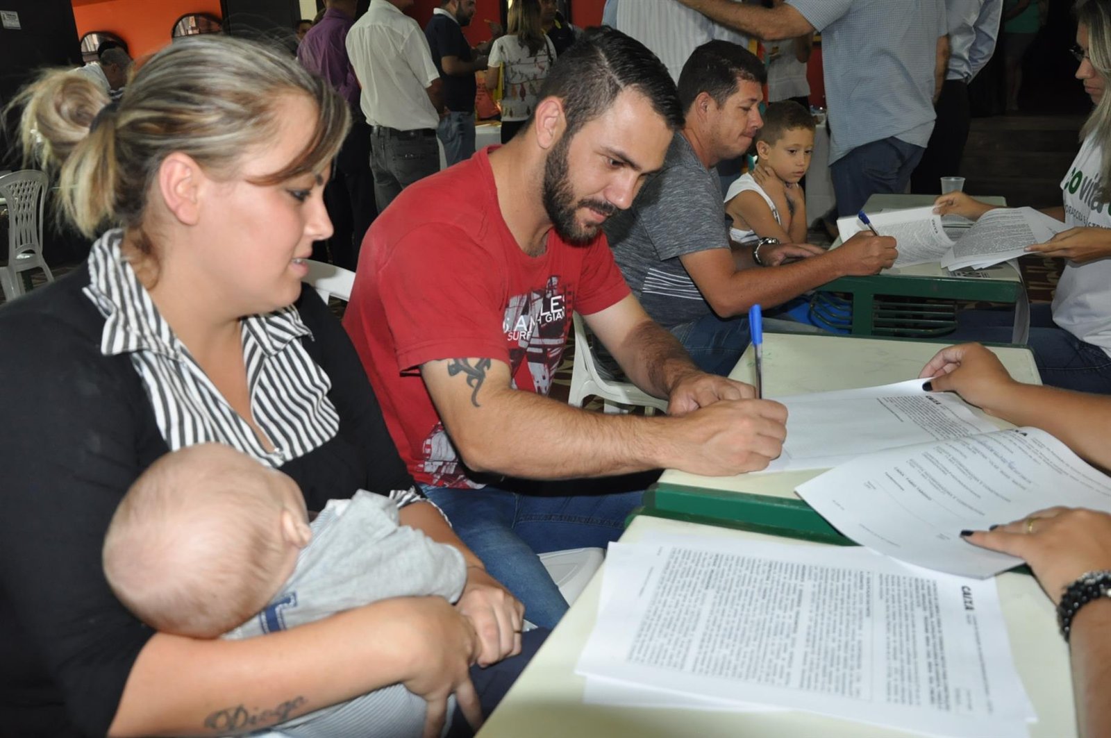 Famílias assinam primeiros contratos do Residencial Paratodos