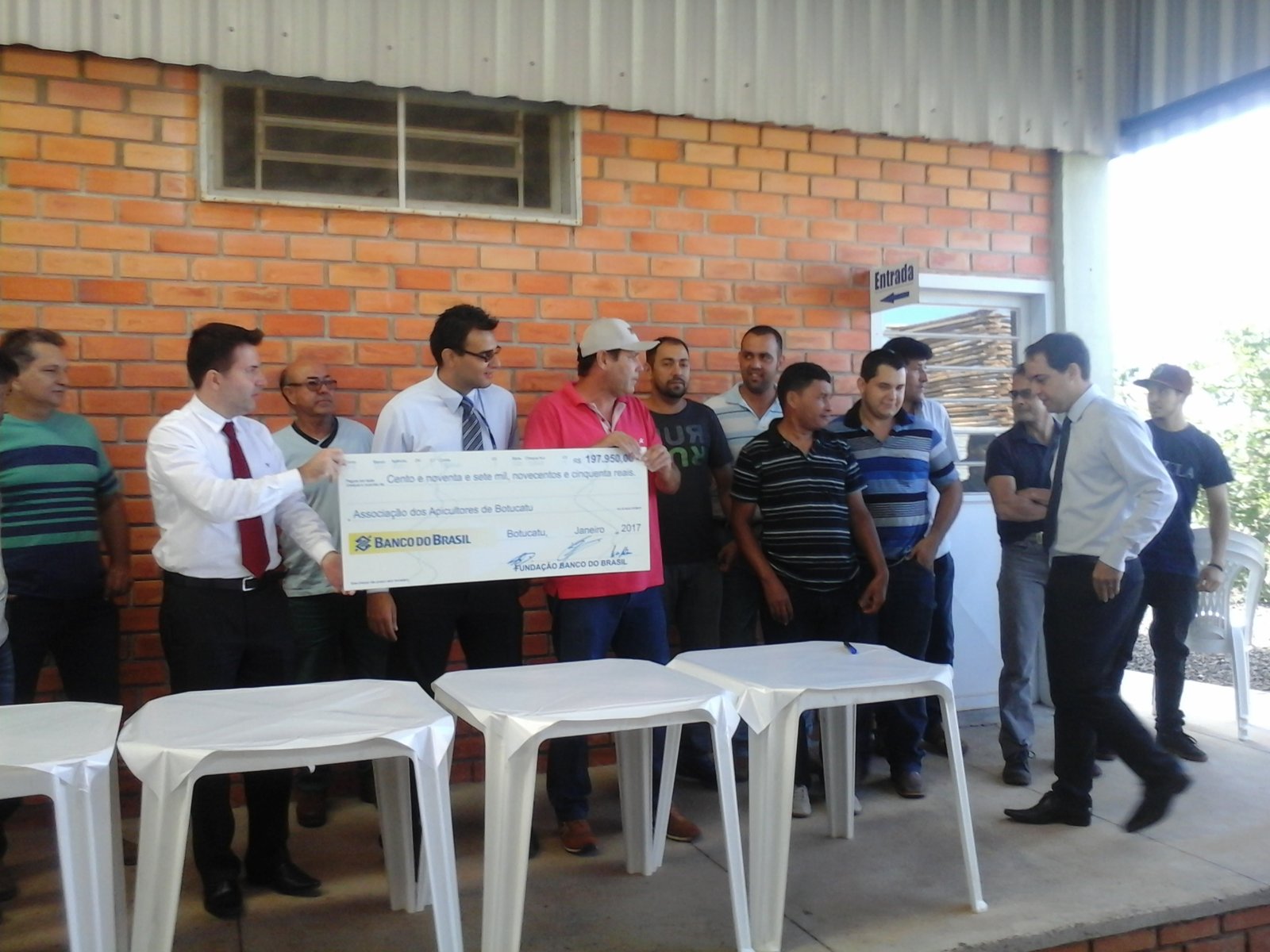 Associação de Apicultores de Botucatu recebe recursos para projeto que explora veneno de abelhas