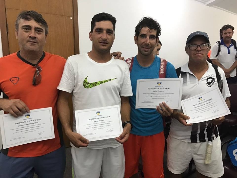 Professores de tênis da AAB participam de curso de capacitação