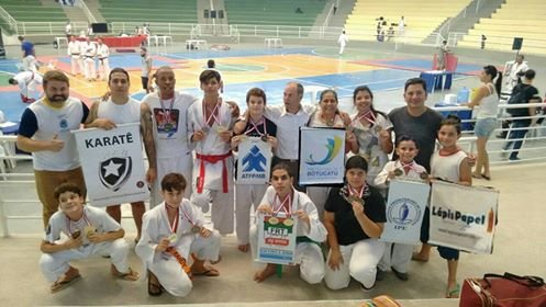 Karatecas conquistam 16 medalhas em Itapecerica da Serra