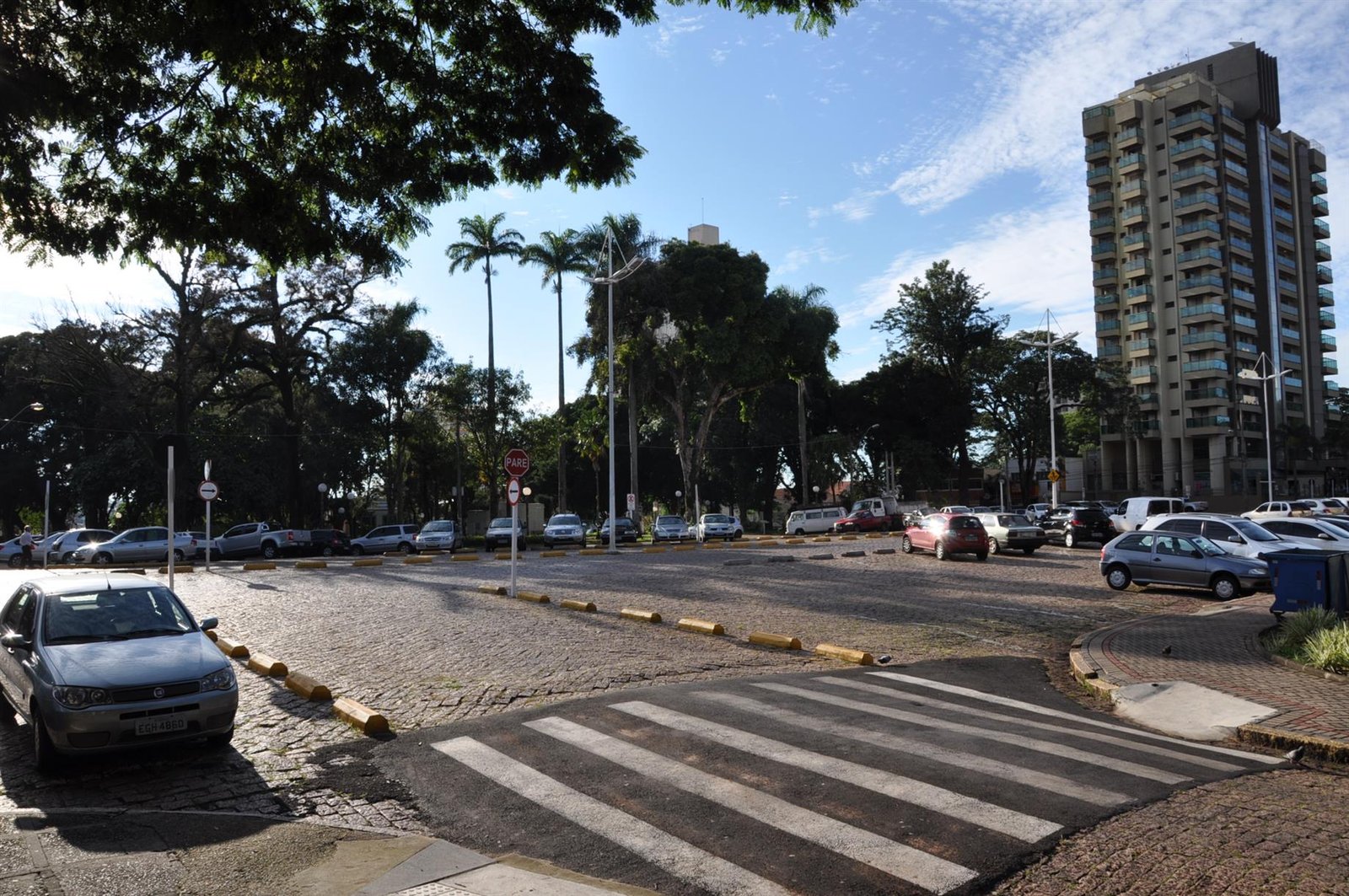 Homem tenta entrar com bebida alcoólica em ônibus escolar, agride motorista e é preso