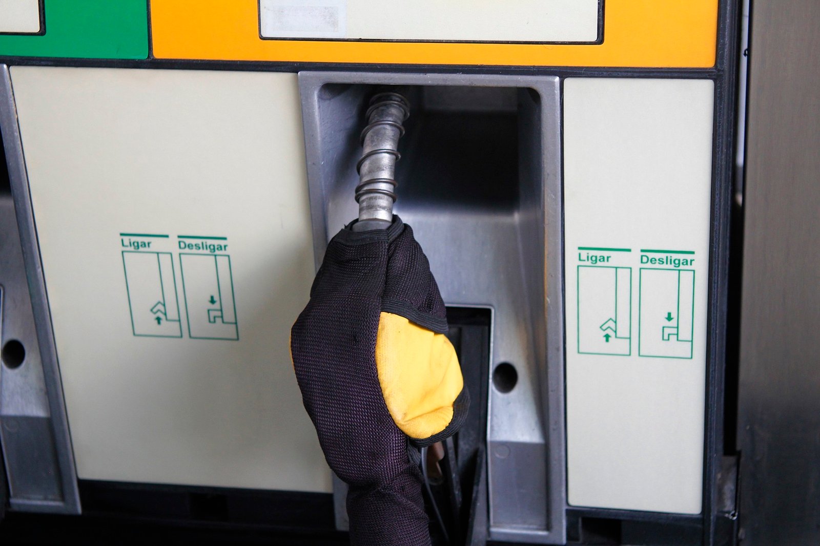 Petrobras reduz em 2% preço da gasolina nas refinarias