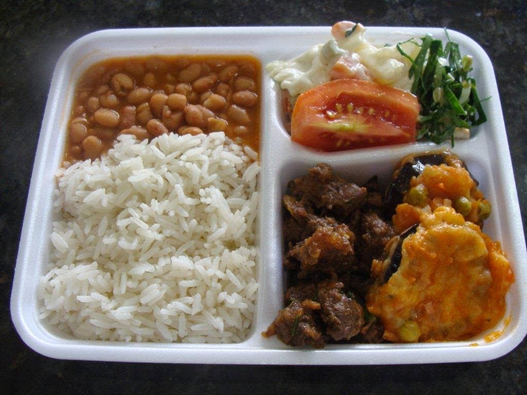 Proposta proíbe cobrança de embalagem para guardar sobra de comida de restaurante