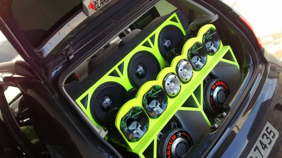 Nova lei estadual limita volume do som emitido em carros estacionados