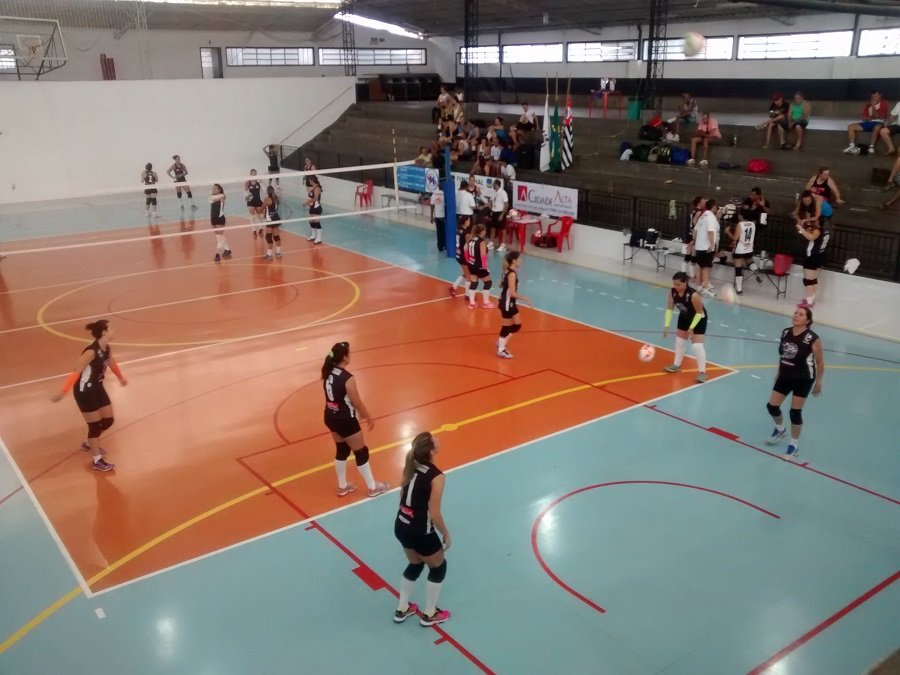 Agudos vence quadrangular de voleibol na AAB