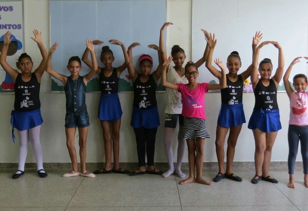 Projeto social realiza apresentação de dança