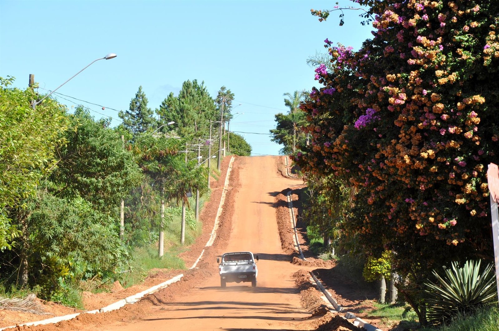 Ruas do Convívio são preparadas para trabalho de pavimentação asfáltica