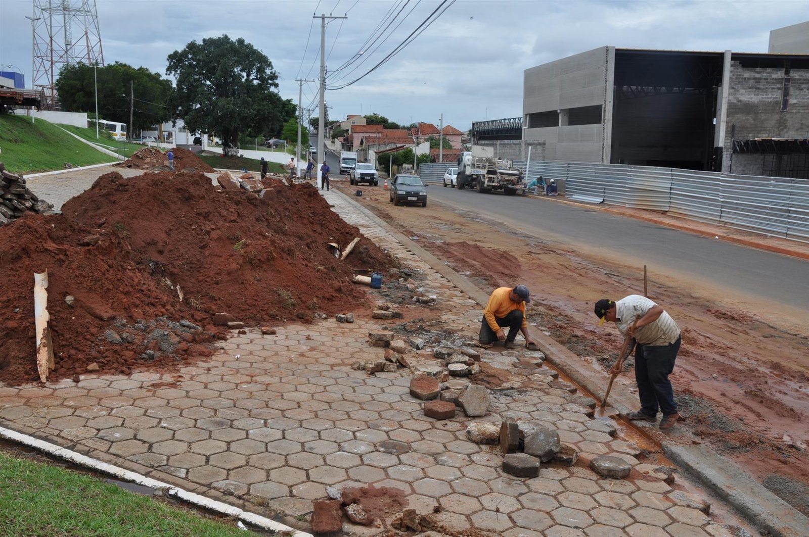 Rua Emílio Cani recebe obras de alargamento para construção de rotatória