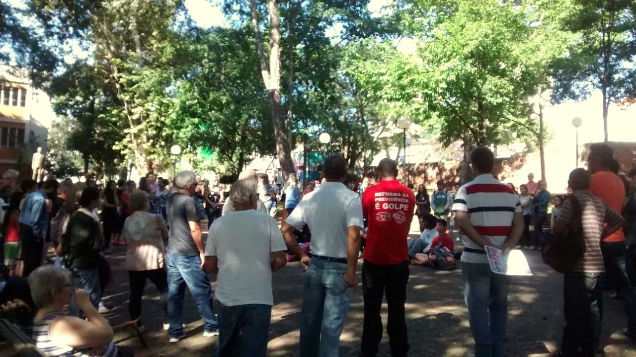 Protesto contra a Reforma da Previdência reúne dezenas em Botucatu