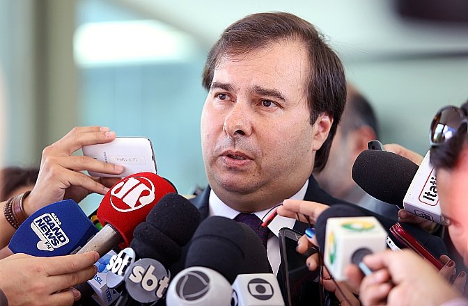 Maia critica uso das Forças Armadas e volta a defender redução de impostos para combustíveis