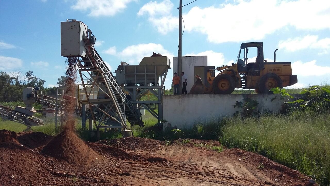 Usina de Reciclagem retoma a trituração de  resíduos das construções civis
