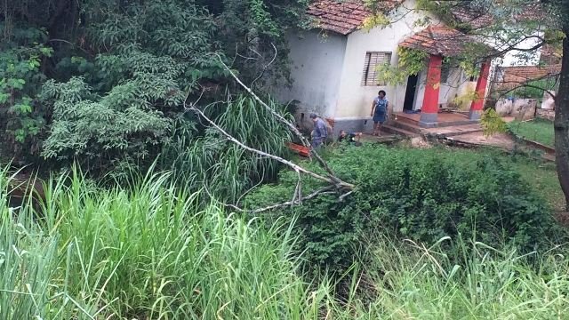 Corpo é retirado debaixo de ponte no Centro de Botucatu