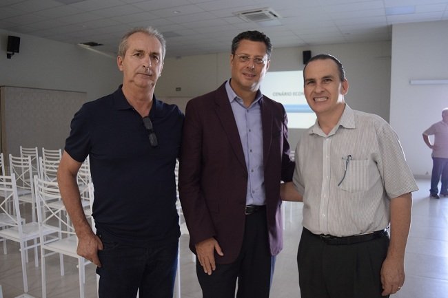 Funcionários públicos e vereadores de São Manuel participam de palestra sobre economia brasileira