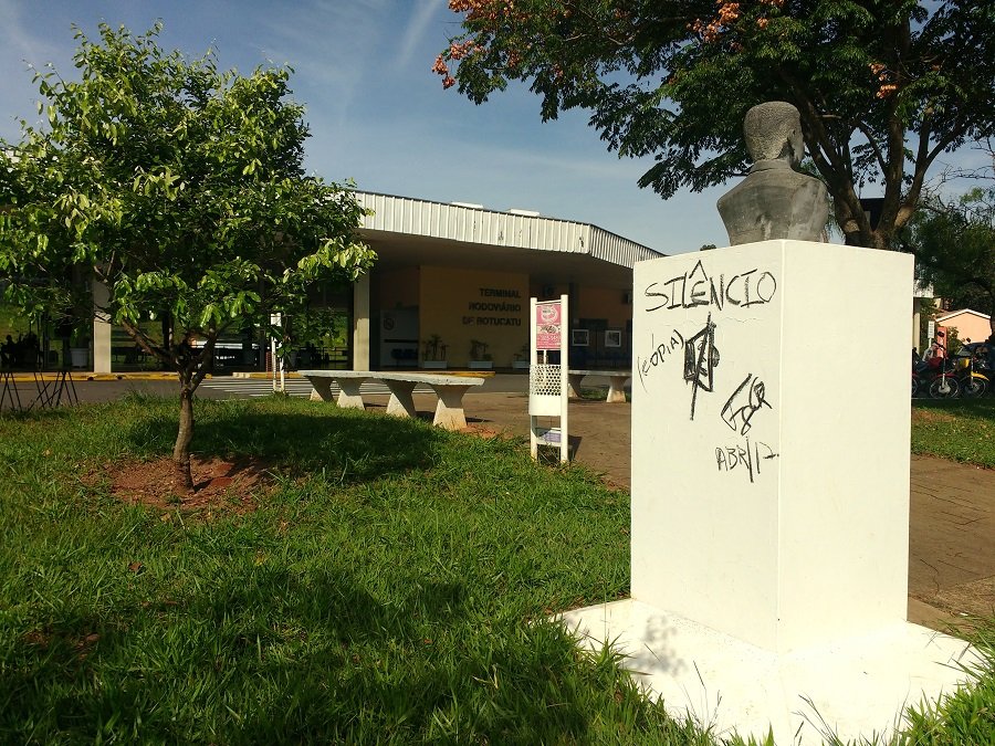 Base que sustenta busto de João Paulo, em frente à Rodoviária, amanhece pichada