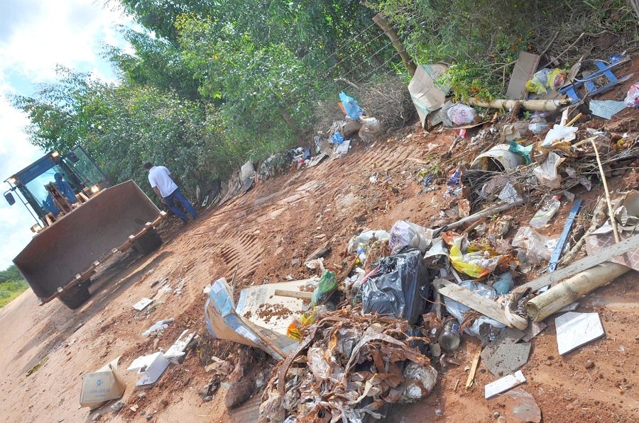 Prefeitura recolhe grande quantidade de lixo na Estrada da Indiana