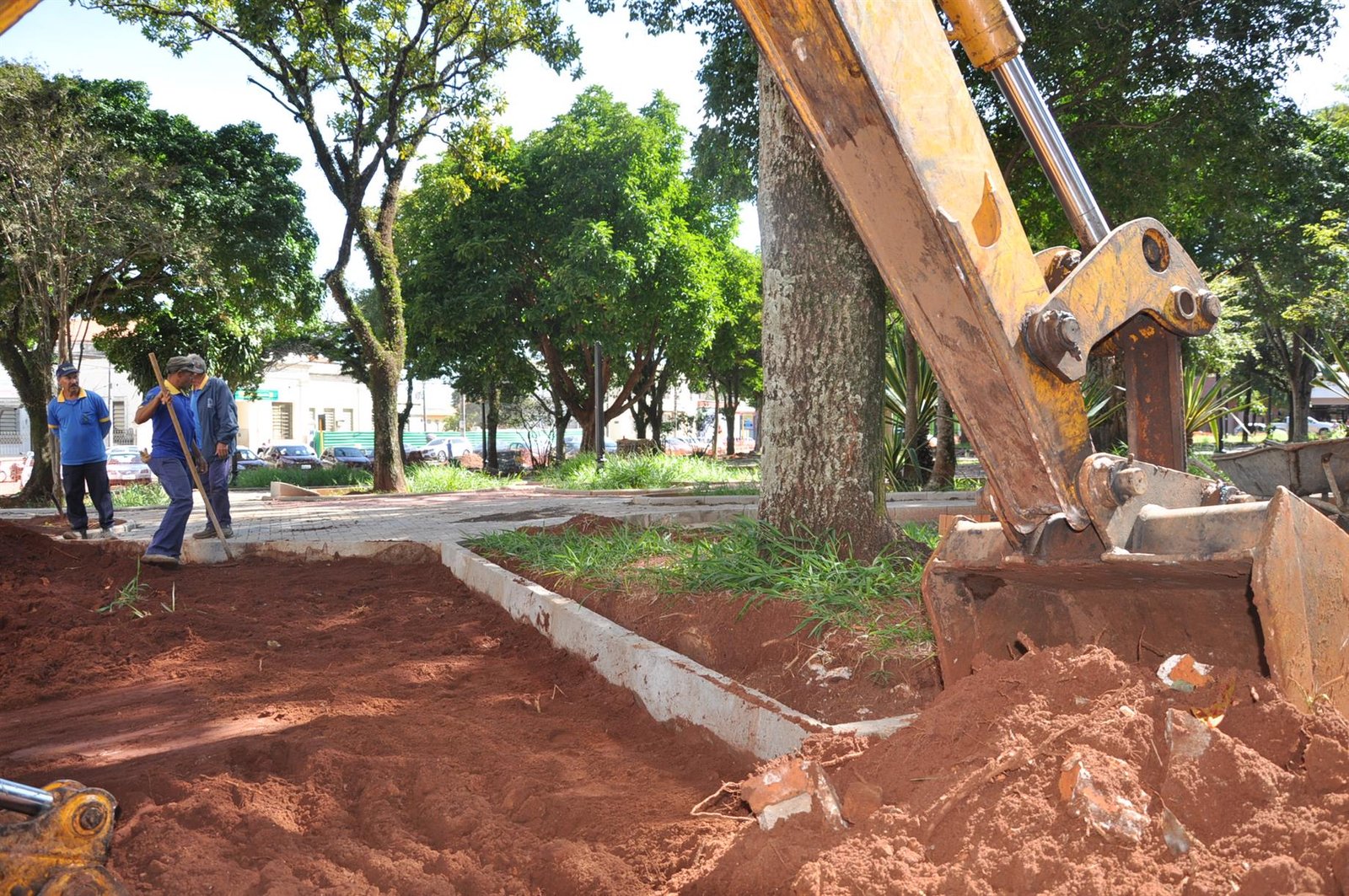 Prefeitura de Botucatu começa a demarcar novo estacionamento na Praça Isabel Arruda