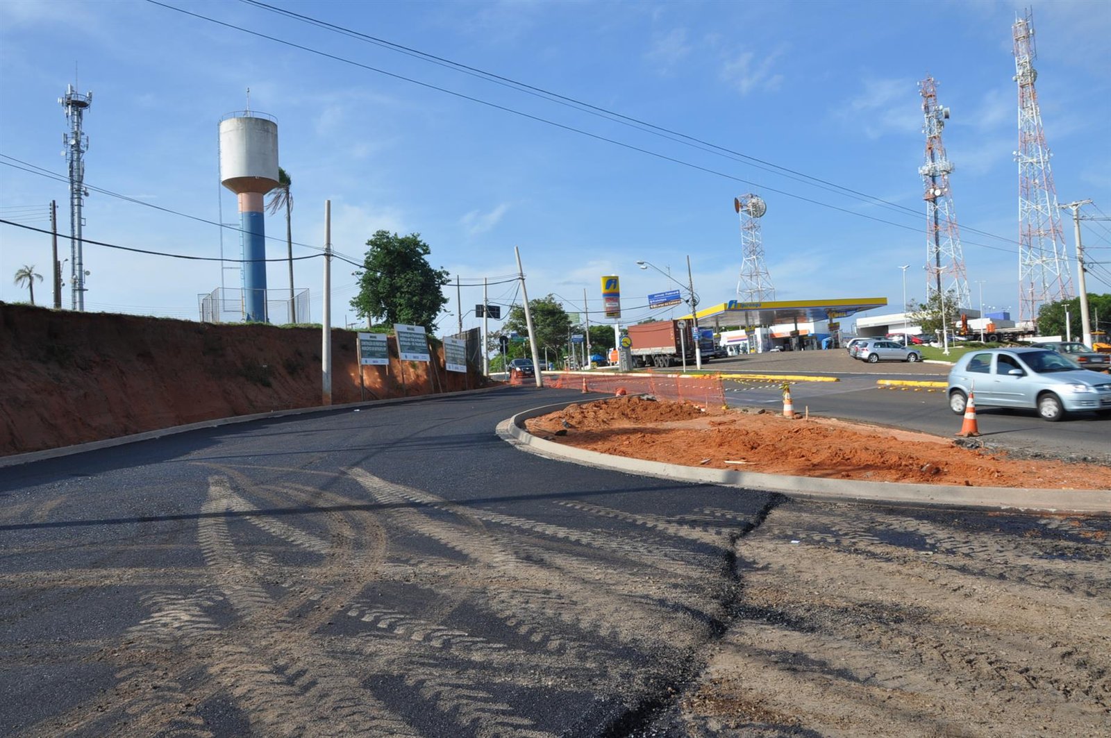 Nova rotatória começa a tomar forma na Av. Pedretti Netto