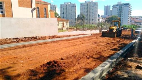 Nova rua no Centro de Botucatu começa a ganhar forma com a construção de guias