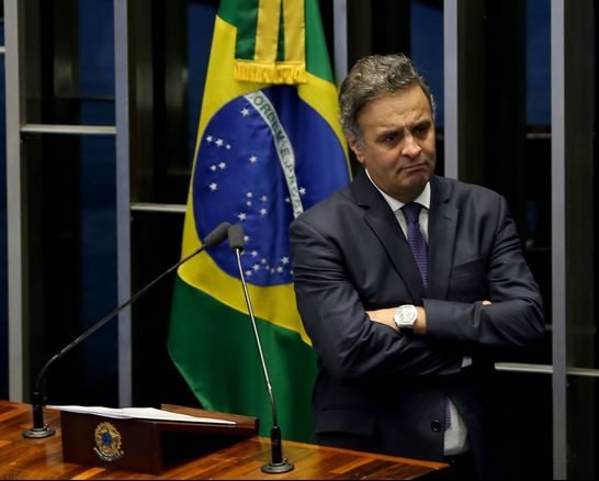 Afastado do Senado, Aécio tem desconto em salário e perde carro oficial