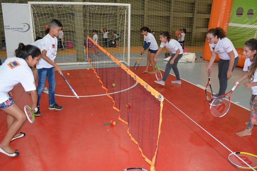 Alunos da Rede Municipal participam de projeto de tênis