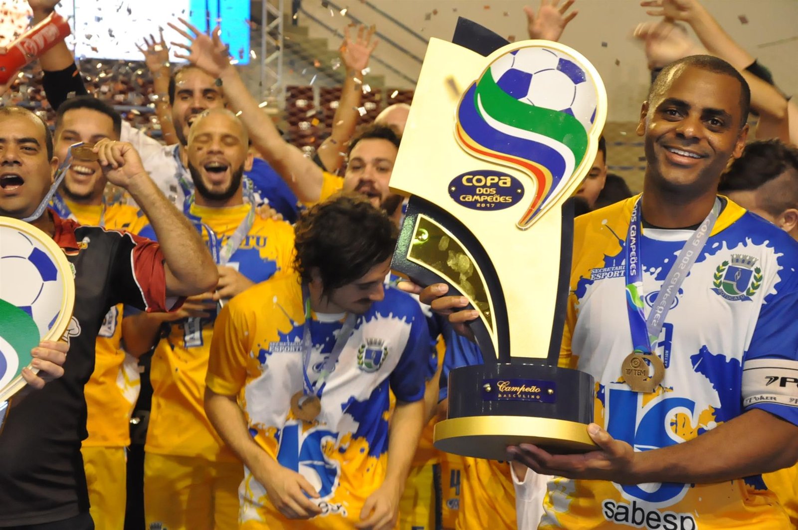 Botucatu levanta taça da Copa dos Campeões de Futsal da TV TEM 2017