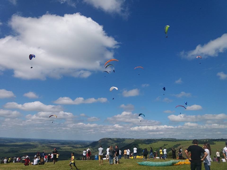 Festival de Voo Livre coloriu o céu de Botucatu com participação de 80 pilotos