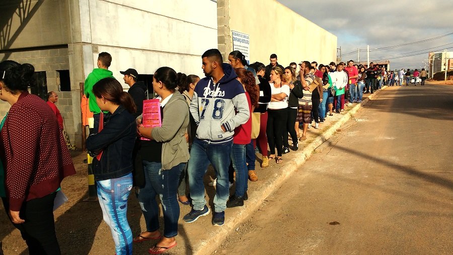 Mais de mil candidatos entregam currículos no primeiro dia de seleção do Confiança