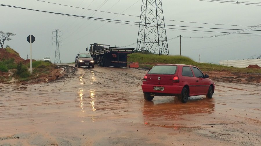 Lama invade pista na Gastão dal Farra e avenida no 24 de Maio