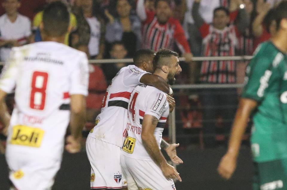 São Paulo vence o Palmeiras e ‘dorme’ na vice-liderança do Brasileirão