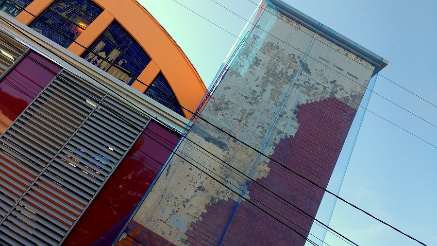 Revestimento se desprende de torre do Mercadão, recém-revitalizado
